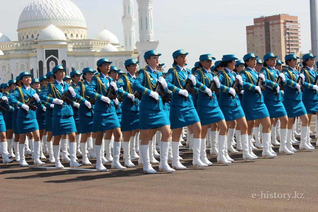 Женщины на параде Астана 2015