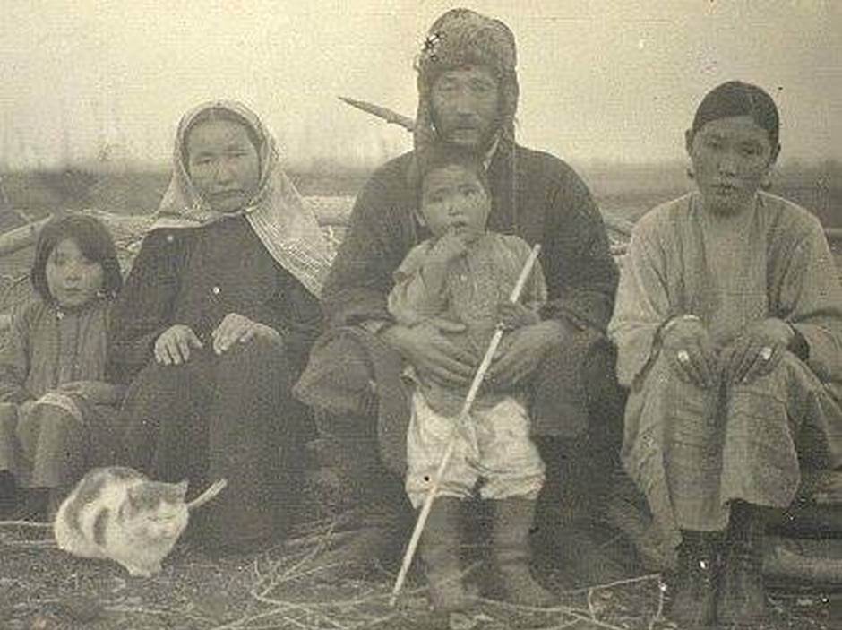 Казахская семья вместе со своим котом