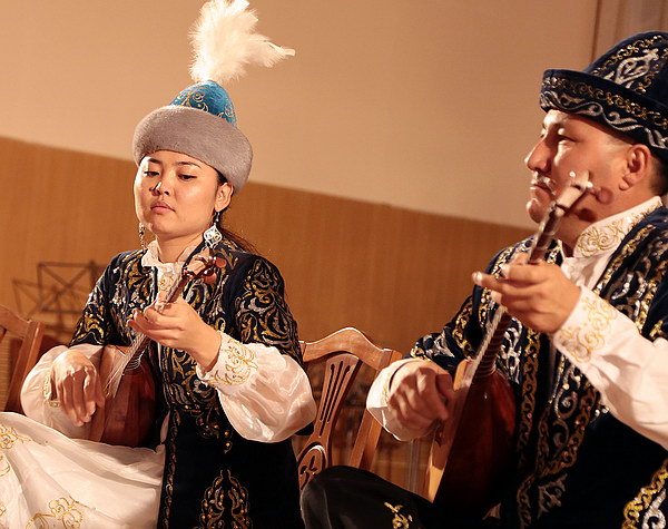 Казахский кюй. Казах поет. Традиционная музыкальная культура казахов. Кюй фото.