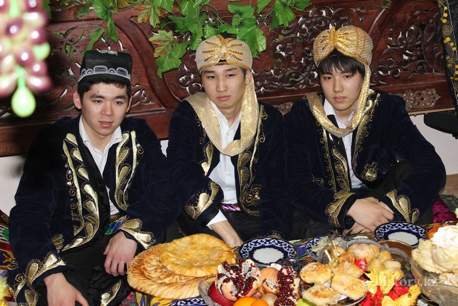 Узбек таджик киргиз туркмен. Национальная одежда узбеков. Национальная одежда казахов. Национальная одежда узбеков и казахов. Национальная одежда Узбекистана мужская.