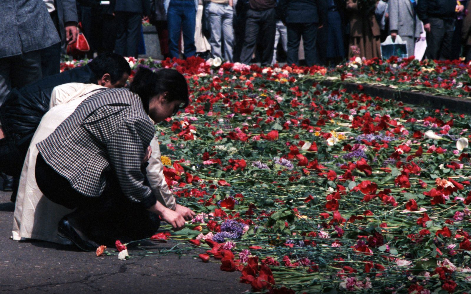 9 апреля тбилиси. 9 Апреля 1989 Тбилиси. События в Тбилиси в 1989 году. 9 Апреля Грузия 1989. Фотографии погибших 9 апреля в Тбилиси 1989 на площади Руставели.