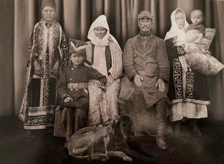 Изображение выглядит как одежда, Человеческое лицо, человек, в помещении
Содержимое, созданное искусственным интеллектом, может быть неверным.