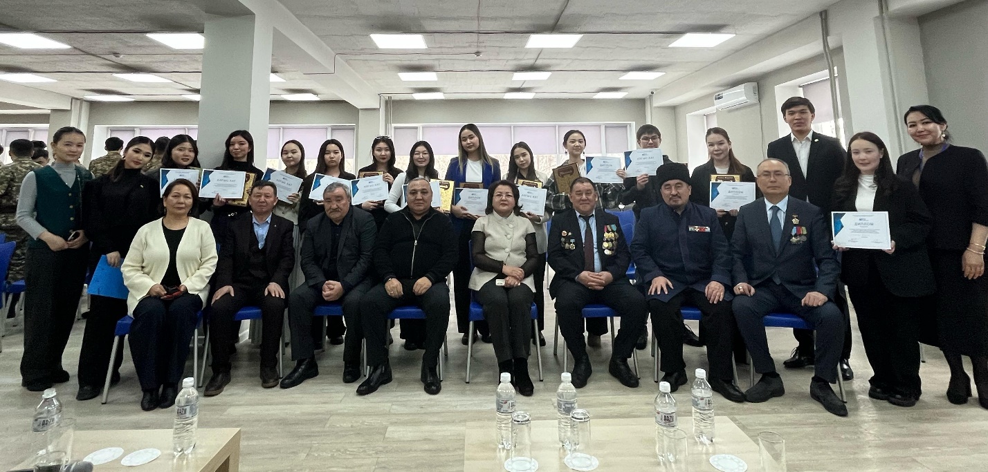 Изображение выглядит как одежда, человек, группа, обувь
Контент, сгенерированный ИИ, может содержать ошибки.