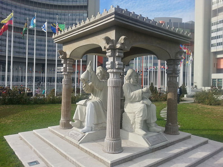 Описание: مجسمه خیام در محوطه سازمان ملل