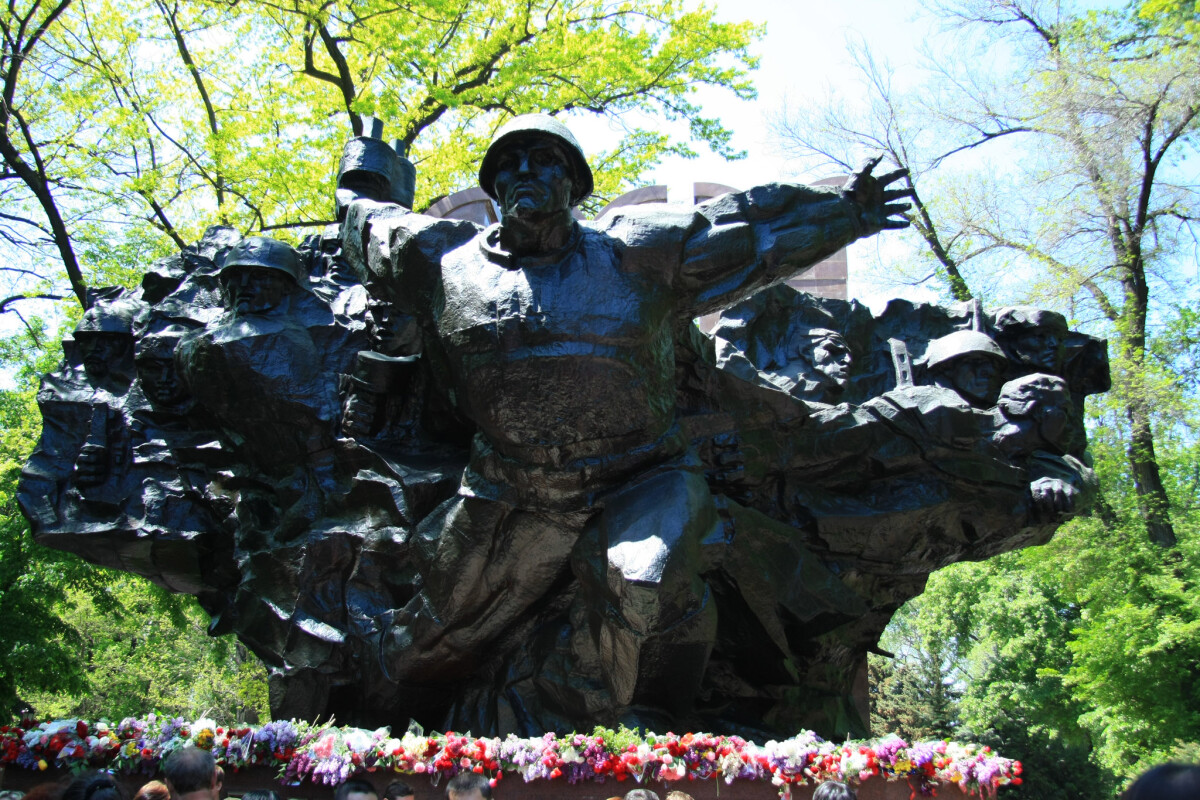 8 мая 1975 г. в Алматы в парке имени 28 гвардейцев-панфиловцев установлен мемориал «Слава» - e-history.kz
