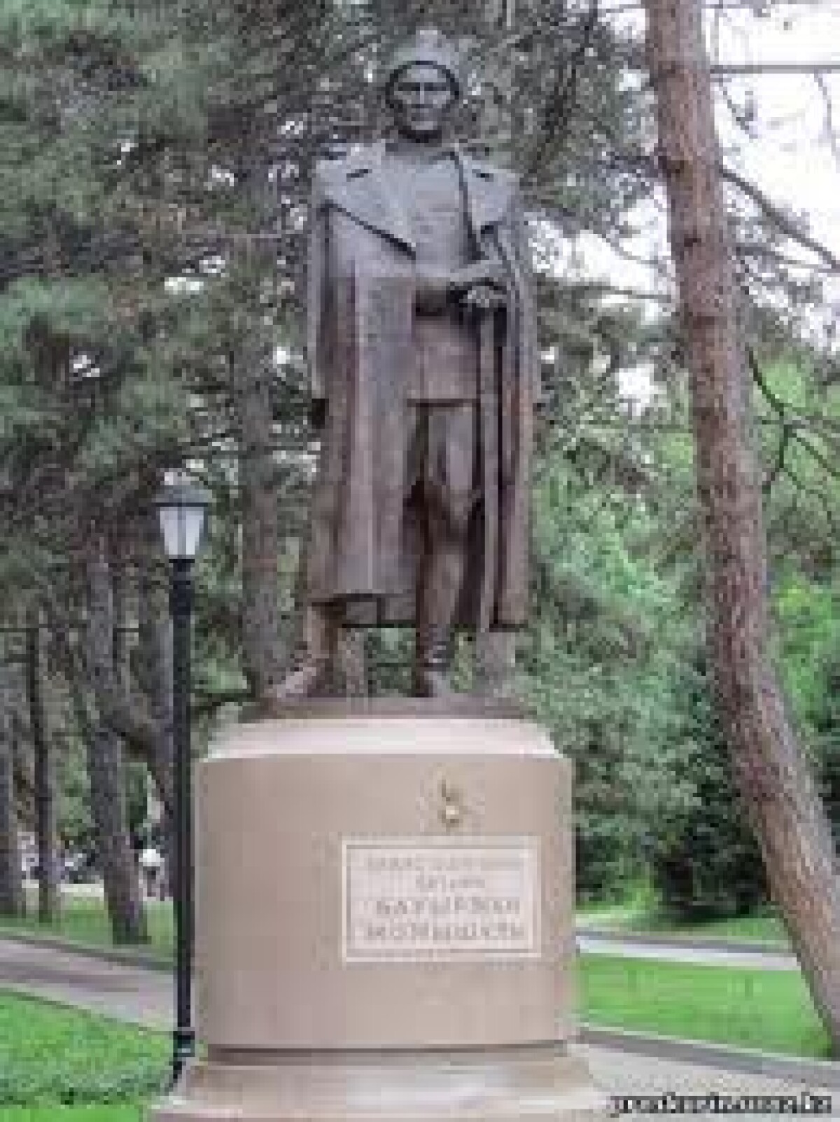 В 2005 г.в селе Жана жол Шуского района был установлен памятник казахстанскому батыру Б.Момышулы. - e-history.kz
