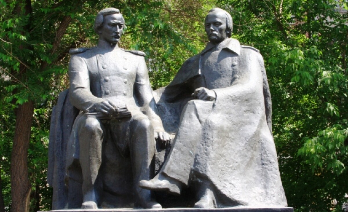 В 2005 году был открыл памятный барельеф Шокану Валиханову и Федору Достоевскому - e-history.kz