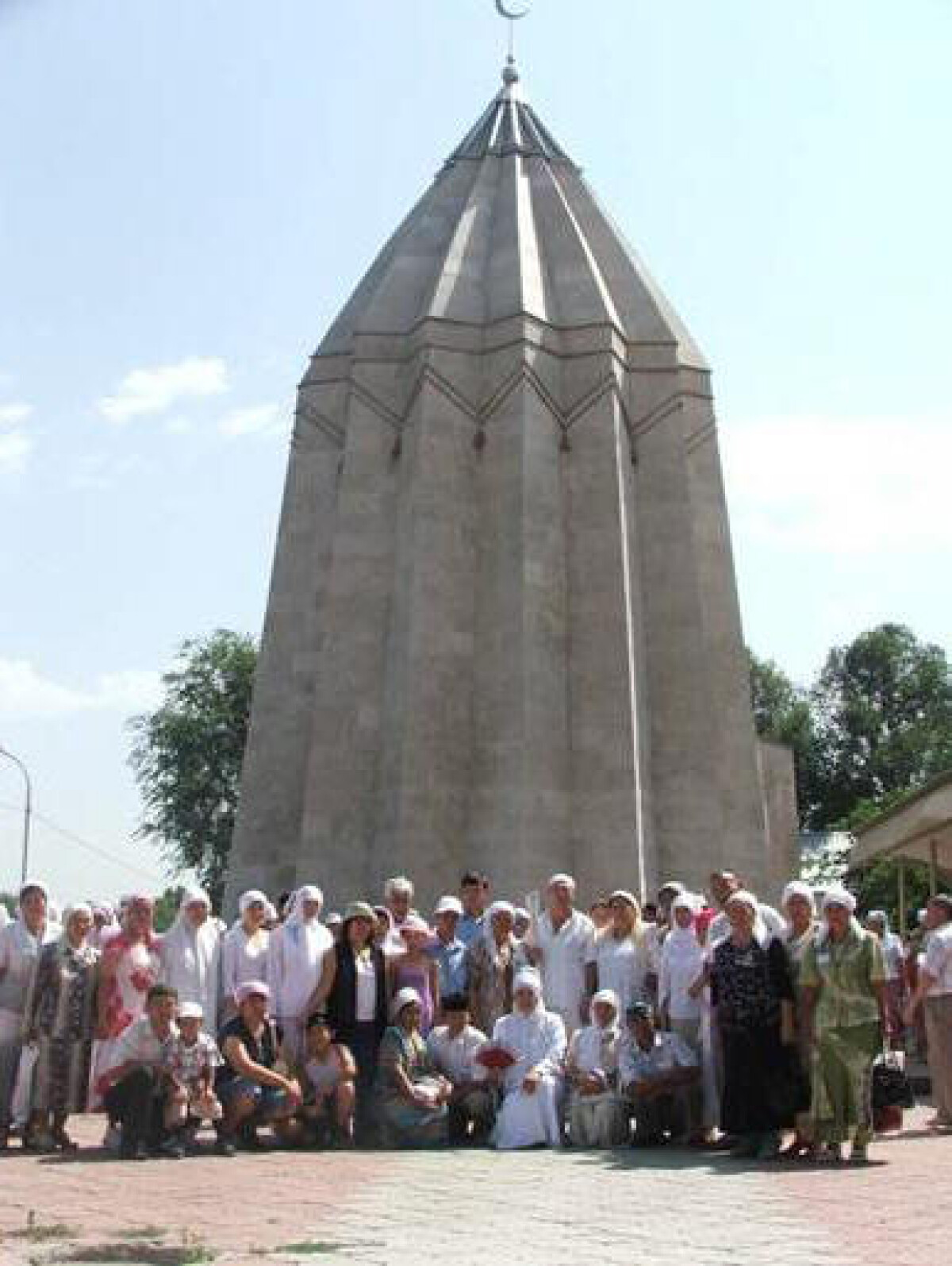 В 1994г. в Алматы состоялось торжественное открытие мавзолея известного батыра Райымбека. - e-history.kz