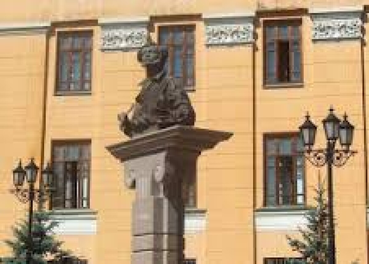 В 1999 г. в Алматы установлен памятник великому русскому поэту А.С. Пушкину. - e-history.kz