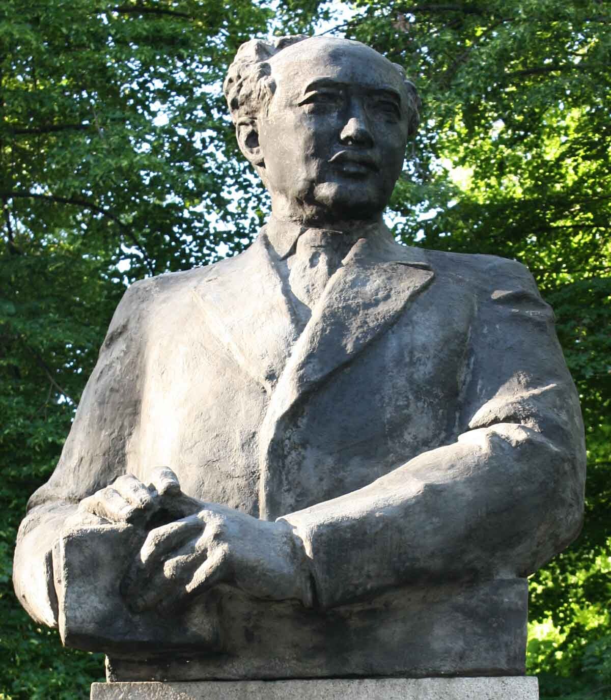В 2009 году в Минске в честь Мухтара Ауэзова названа средняя школа - e-history.kz