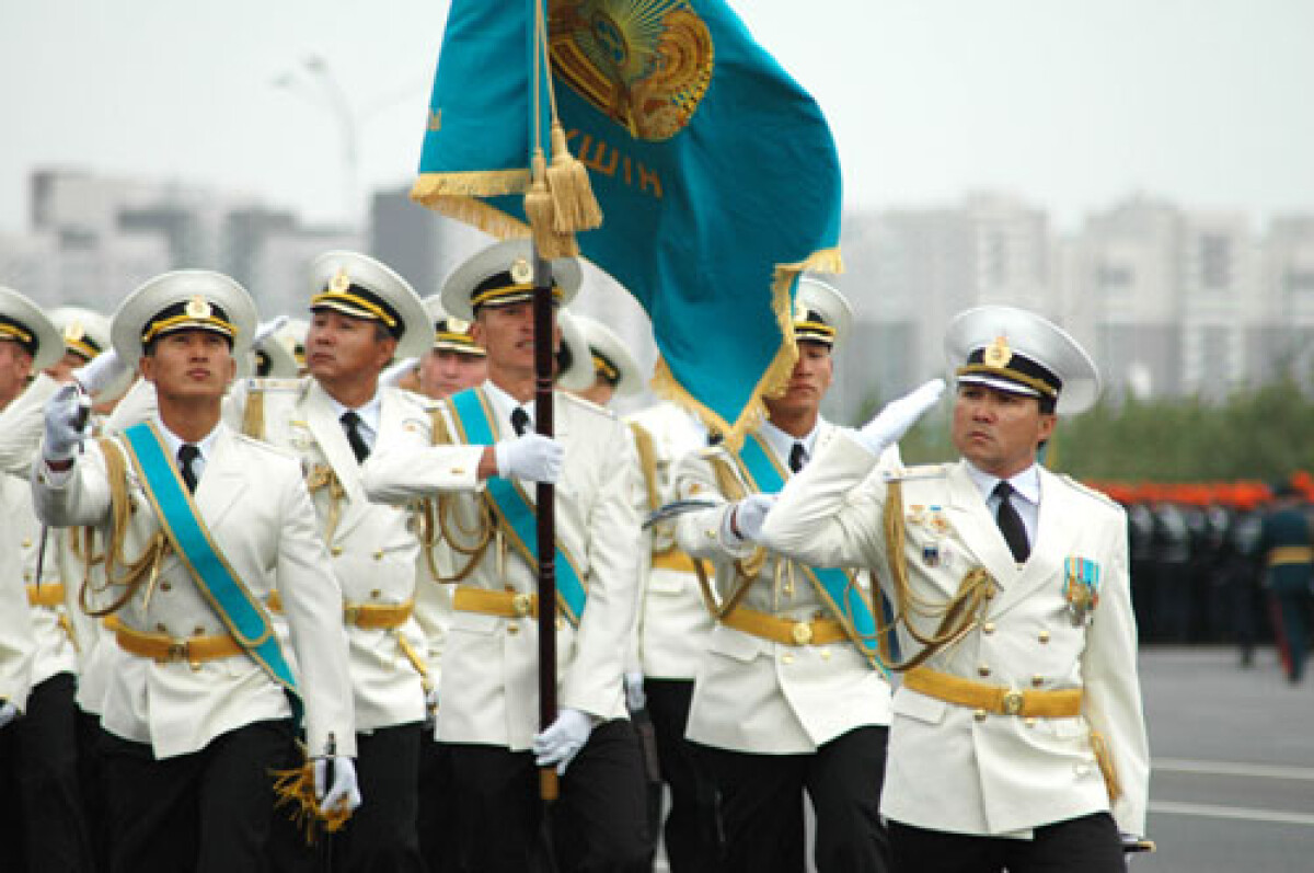 Казахстанцы празднуют День защитника Отечества - e-history.kz