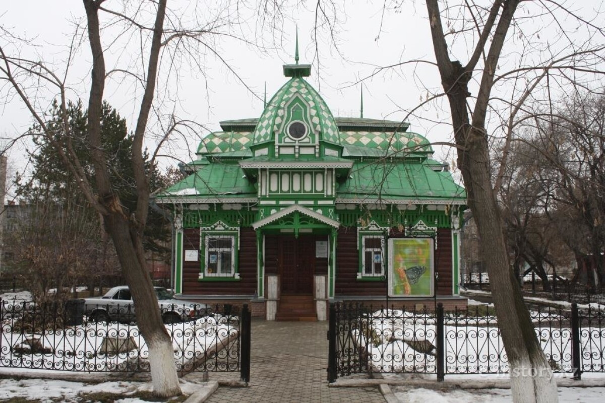The old-timer building. The house of the merchant Yuzefovich  - e-history.kz