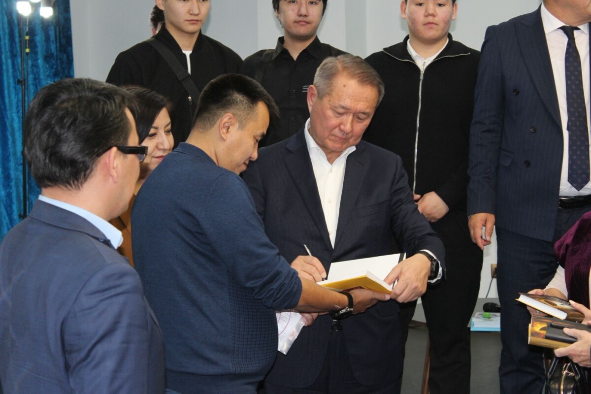 Әдебиетке, жалпы өркениетке жаңа қозғалыстар керек - Ермек Аманшаев - e-history.kz