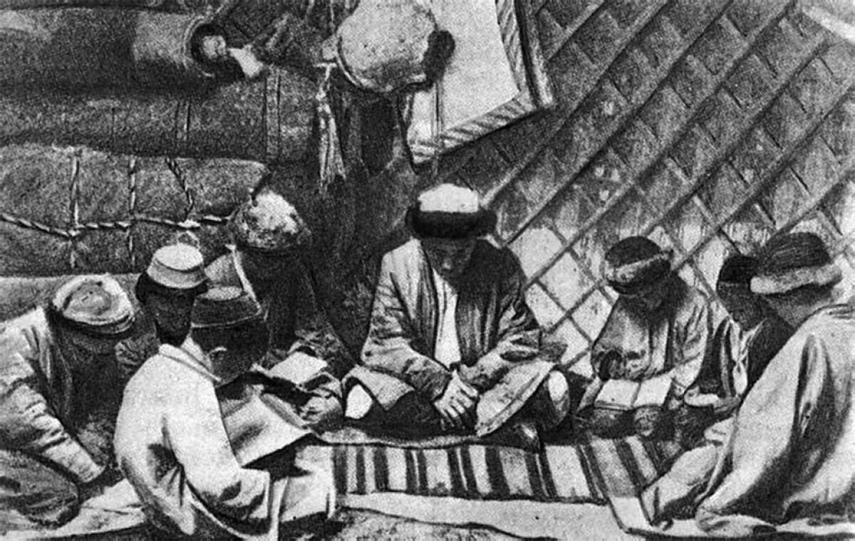Сәкен Сейфуллин сабақ берген: Астанадағы алғашқы мектептер