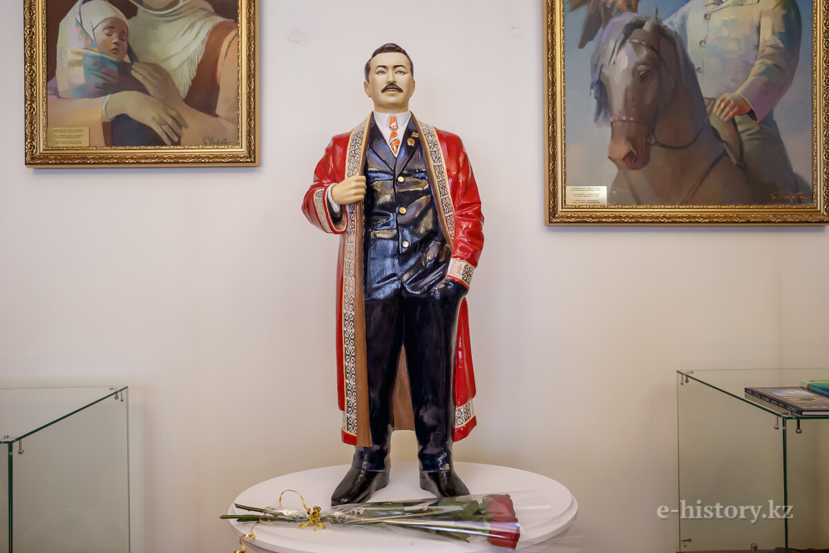 В  музее Сейфуллина установили скульптуру писателя - e-history.kz