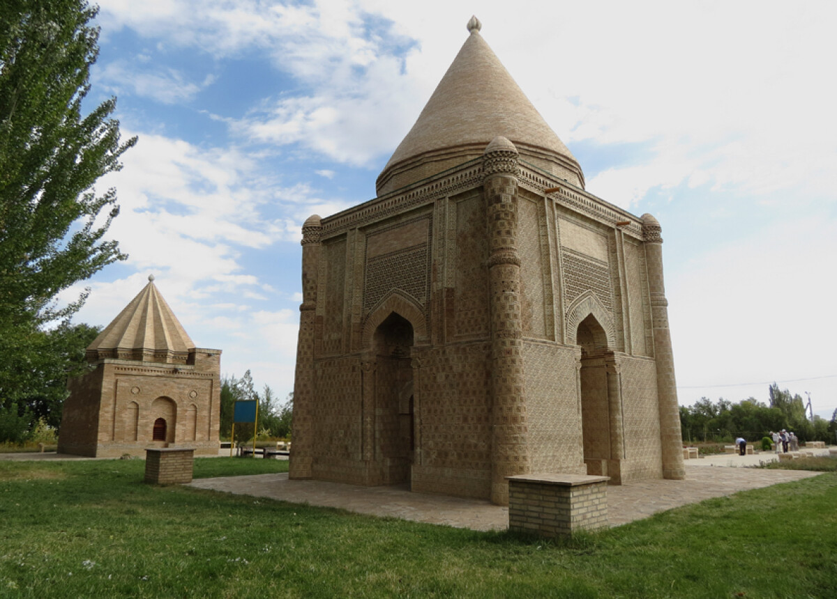 The old-timer building. Mausoleum of Aisha-Bibi - e-history.kz