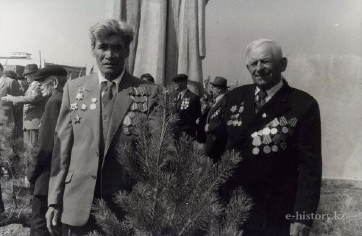 The story of one photo. Umurtas Usinov and Bulat Kasimov - e-history.kz