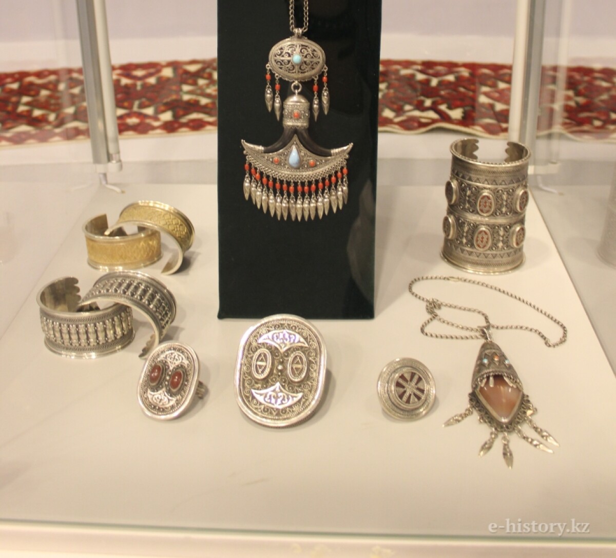 Exhibition of Berik Alibay Kazakh jeweler  - e-history.kz