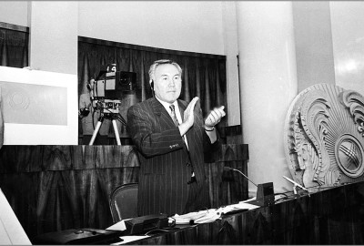 Как Парламент страны принимал новый герб