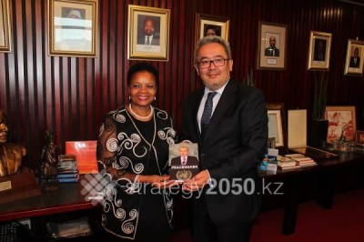 В фонд Нацбиблиотеки Южной Африки передали книги о Казахстане 