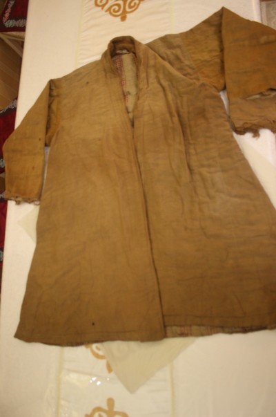 «Бұл шапанға кемі 200 жыл болған деп есептеймін...»