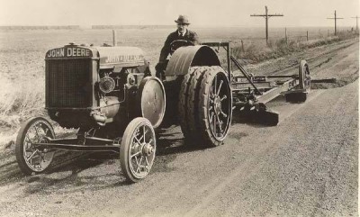 1930 жылдары қазақ ауылында америкалық Джон-Дир тракторы қайдан жүр?