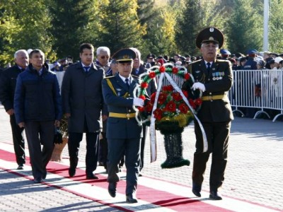 Көкшетауда Абылай хан ескерткiшiне гүл шоқтарын қою рәсiмi өттi