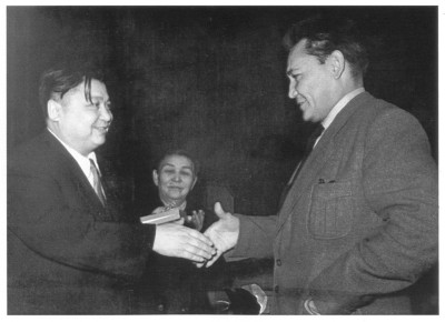 Б. Момышұлы: Ж. Тәшеновты естігенім болмаса, көрген кісі емес 