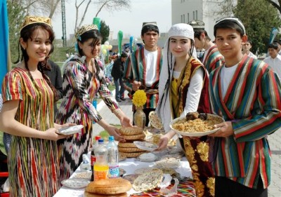 Gift of the Uzbek ethno-cultural center to main museum of South Kazakhstan region 