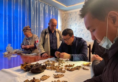 Түркістандық ақсақал тарихи мұралар табыс етті