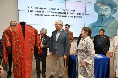 Тәнеке батырдың шапаны Ұлттық музей қорына табысталды