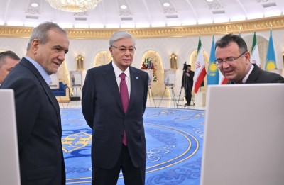 Президенты изучили древние иранские рукописи об истории Казахстана