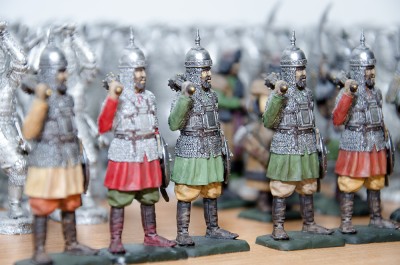 Қалайыдан қазақ батырларының мүсінін құятын шебер