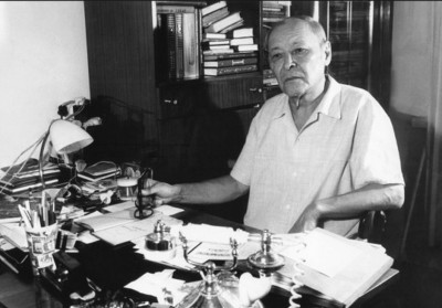 Қайым Мұхамедханұлы және абайтану мәселелері 