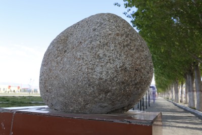 Көбеген көтерген көкшұбар тас