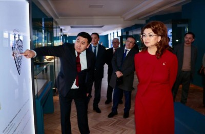 Аида Балаева Ұлттық орталық музейдегі "Алтын Орда" жаңа көрме залын аралап көрді