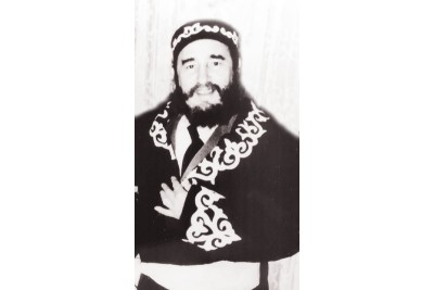 Қазақтың ұлттық шапанын киген Кастро