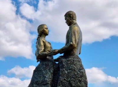 «Махаббат символы»: Қорғалжында Мәриям мен Дударға ескерткіш қойылды