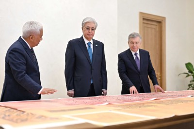 Мирзиёев Тоқаевқа бірқатар тарихи құжатты тапсырды