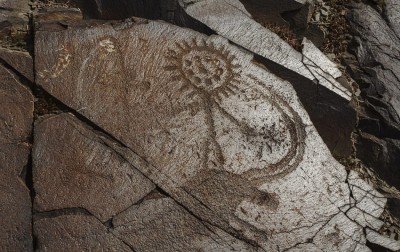 «Күн құдайы әлде ...»: тастағы таңбалар шын мәнінде кімнің қолтаңбасы?