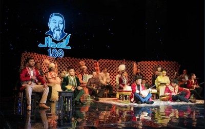 Халық «Ашық микрофонда» Абайдың әнін шырқады