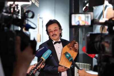 Танымал күйші 30 жыл ұстаған домбырасын музейге табыстады