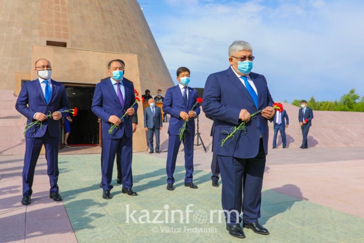 Госсекретарь возложил цветы к Стене памяти музейно-мемориального комплекса «АЛЖИР» - e-history.kz