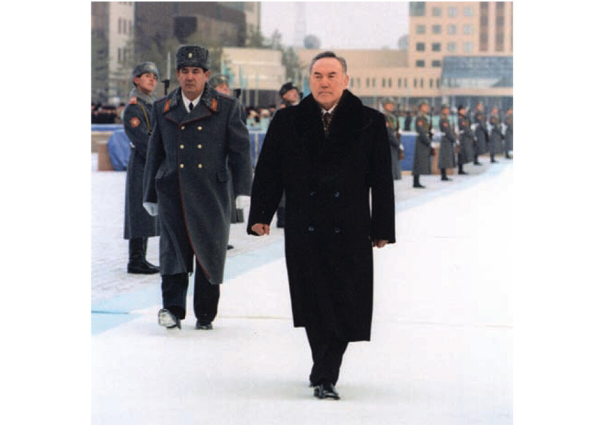 Newly elected President of state accompanied by guard company of honor. Astana, January 1999 - e-history.kz
