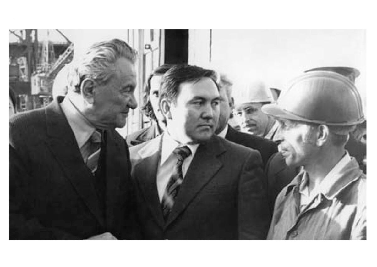 D. Kunayev and N. Nazarbayev on one of the production facilities - e-history.kz