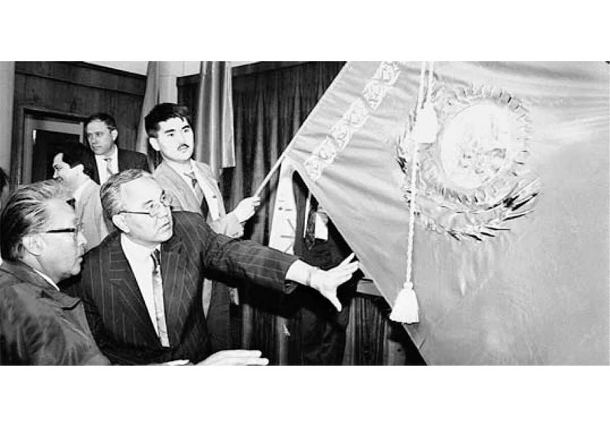 The Head of State looking at the sample of the State Flag of the Republic of Kazakhstan - e-history.kz