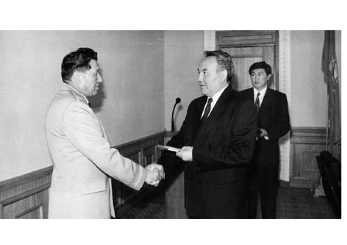 Глава государства с первым министром обороны Республики Казахстан, Героем Советского Союза С.К. Нурмагамбетовым - e-history.kz