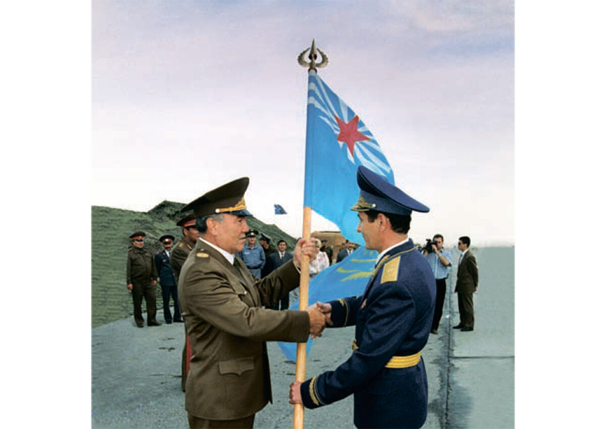 Верховный главнокомандующий в 149-ом авиаполку Военно-Воздушных Сил Республики Казахстан. Сентябрь 1995 года - e-history.kz