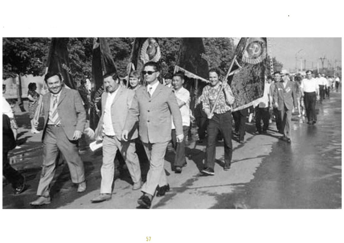"Peace. Labor. May." Led the May Day holiday column team Karaganda Metallurgical Plant. Temirtau, 1964 - e-history.kz