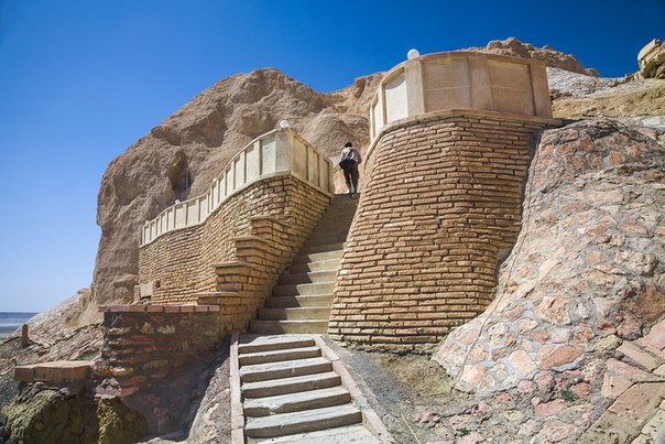 What do we know about the staff of Saint Beket-Ata?